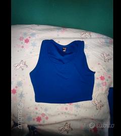 tuta blu pantalone e top 