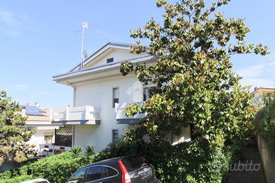 VILLA A SCHIERA A PESCARA