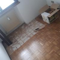 Ritagli parquet anni 70 per riparazioni.