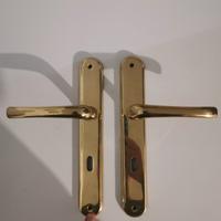 Coppia di maniglie per porte interne in ottone.