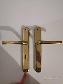 Coppia di maniglie per porte interne in ottone.