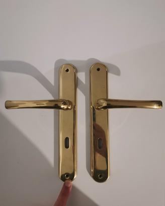 Coppia di maniglie per porte interne in ottone.