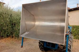 Benna caricatrice ribaltabile per uva in acc.inox