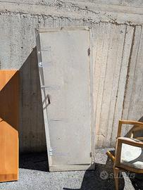 armadietto di metallo