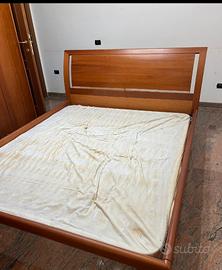 Letto matrimoniale in noce 