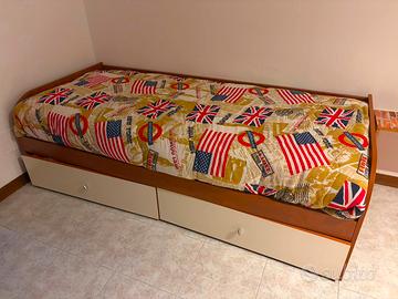 Letto a una piazza con cassetti.
