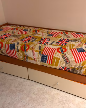 Letto a una piazza con cassetti.