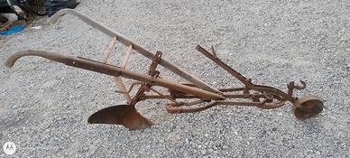 Aratro antico in legno e ferro 