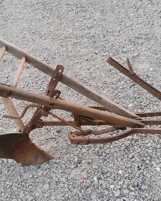 Aratro antico in legno e ferro 
