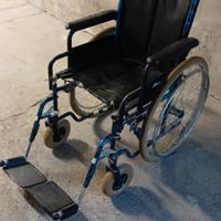 Carrozzina usata per persone con disabilità