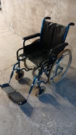 Carrozzina usata per persone con disabilità