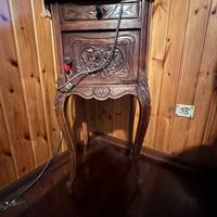 Comodino / tavolino antico in legno intagliato