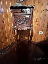 Comodino / tavolino antico in legno intagliato