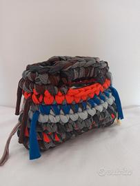 mini borsa colorata con frange