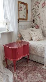 Comodino con restyling rosso e oro