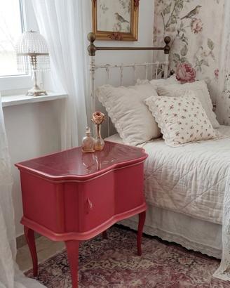 Comodino con restyling rosso e oro