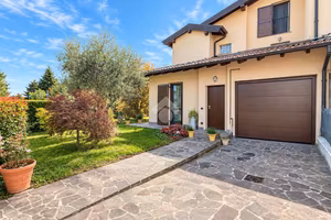 VILLA A SCHIERA D'ANGOLO A PALAZZO PIGNANO