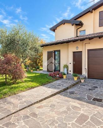 VILLA A SCHIERA D'ANGOLO A PALAZZO PIGNANO