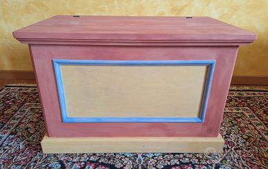 Cassapanca in legno dipinto con ruote