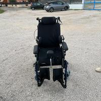 Sedia a rotelle polifunzonale