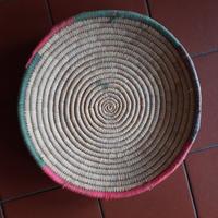 Cesto in paglia intrecciata