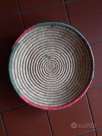 Cesto in paglia intrecciata