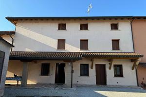 Abitazione in corte con ampi spazi e verde privato