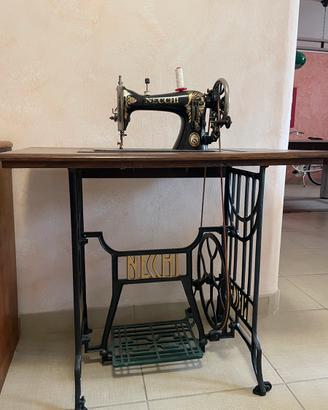 Macchina da cucire Necchi d’epoca funzionante