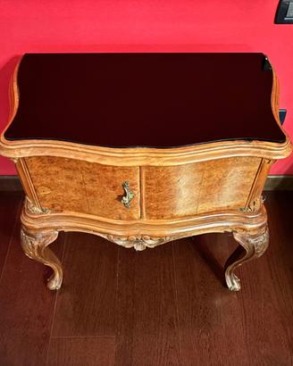 Arredamento per camera da letto in legno antico