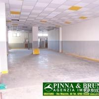 ORISTANO - LOCALE COMMERC 2 vetrine