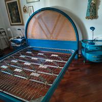 Letto matrimoniale e comodini 