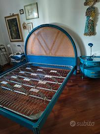 Letto matrimoniale e comodini 