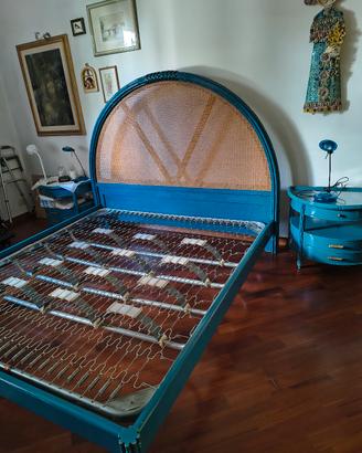 Letto matrimoniale e comodini 