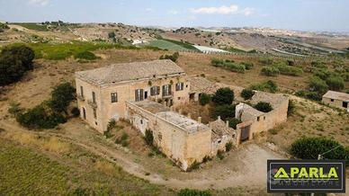 Rustico / Casale di 11400 m² con più di 5 locali a
