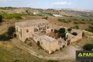 Rustico / Casale di 11400 m² con più di 5 locali a