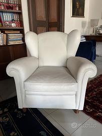 2 poltrone Frau “1919” rifoderate in pelle bianca