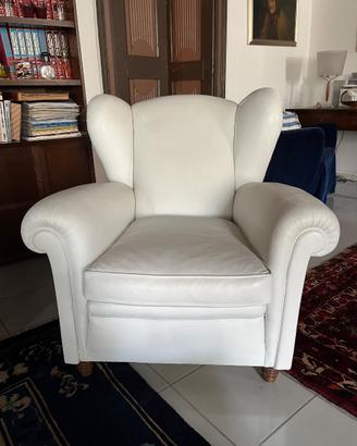 2 poltrone Frau “1919” rifoderate in pelle bianca