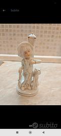 Statuina vintage in porcellana con bambino e gatto