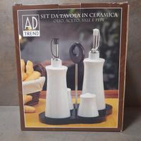 Elegante set da tavola in ceramica bianca.AD Trend