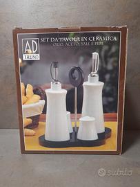 Elegante set da tavola in ceramica bianca.AD Trend