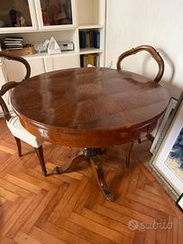 Tavolo rotondo vintage in legno intarsiato