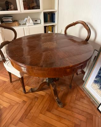 Tavolo rotondo vintage in legno intarsiato