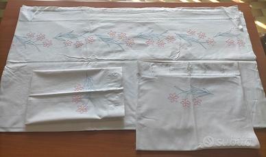 Lenzuolo matr. + 2 federe ricamo rosa giallo azzur