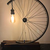 Lampada vintage ruota di bicicletta