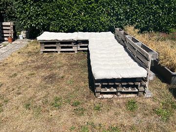 Divanetto in pallet con cuscini