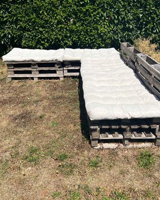 Divanetto in pallet con cuscini