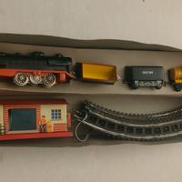 Treno in latta vintage con binari