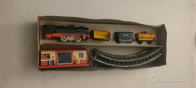 Treno in latta vintage con binari