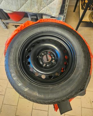 Pneumatico 205/65 R 15 completo di cerchio