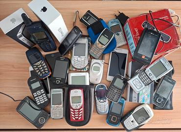 Telefoni anni '90 per collezionisti.